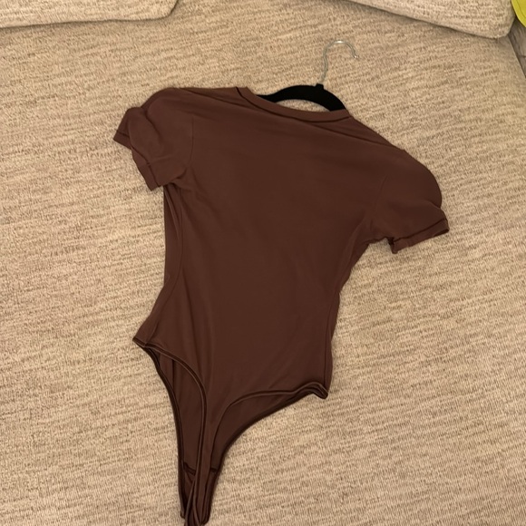 SKIMS COTTON JERSEY T-SHIRT BODYSUIT | GARNET SMALL - Picture 3 of 5